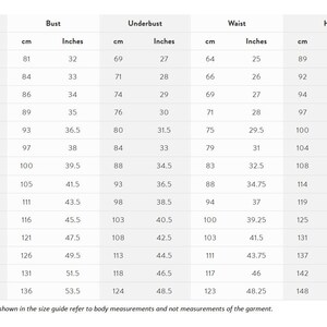 K&ouml;nnte beinhalten: Gr&ouml;&szlig;entabelle f&uuml;r Kleidung mit Ma&szlig;en in Zoll und Zentimetern. Die Tabelle umfasst die Gr&ouml;&szlig;en US 0-26 und Ma&szlig;e f&uuml;r Brustumfang, Unterbrustumfang, Taillenumfang und H&uuml;ftumfang.
