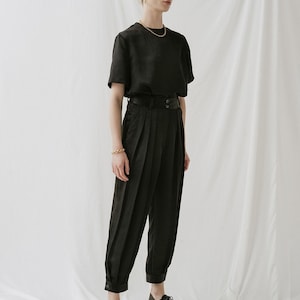 Pantalon plissé noir avec poches Pantalon taille haute avec revers image 2