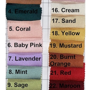 Op de afbeelding: Swatchkaart met 25 stofstalen in verschillende kleuren, waaronder teal, mokka, bruin, smaragd, koraal, babyroze, lavendel, mint, salie, stofgrijs, mos, paars, zwart, wit, roze, cr&egrave;me, zand, geel, mosterd, gebrande sinaasappel, rood, bordeaux, babyblauw, roze en donkerblauw.
