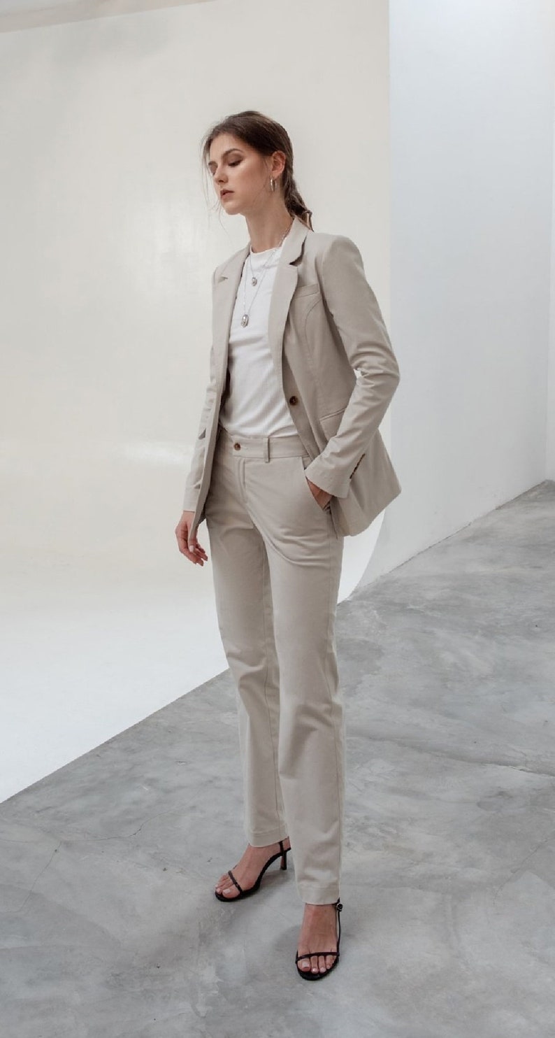 Linen Blazer with Imitation Flap Pockets and Buttons Women Linen Blazer with Notched Lapel and Long Sleeves