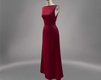 Vestido longo para convidada de casamento com decote canoa, sem mangas e amarração nas costas