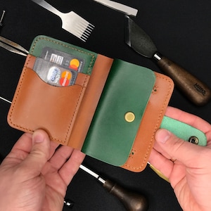 Billetera de cuero Buttero en una combinación de verde y marrón claro, billetera de efectivo unisex, bifold pequeño, billetera verde para hombres