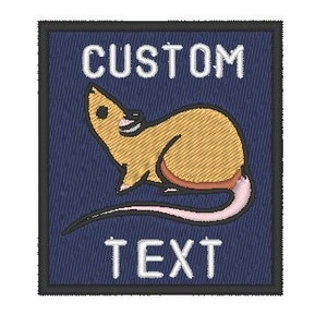 以下が含まれることがあります： 白い縁取りのある青い刺繍パッチ。長い尻尾を持つ漫画のネズミと白い文字で「CUSTOM TEXT」が描かれている。