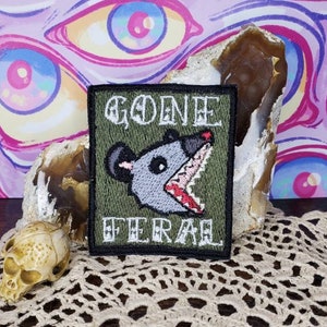 Geborduurde Gone Feral opossum-patch