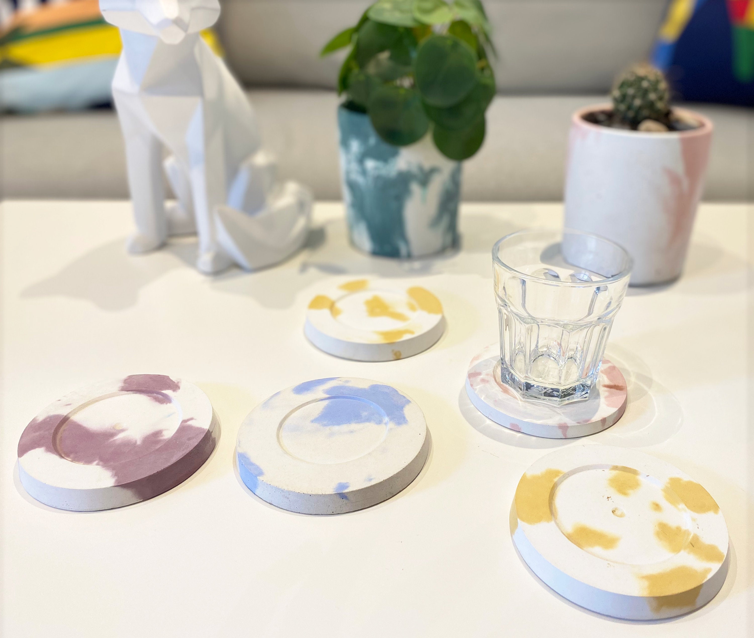 Dessous de Verre/Sous-Verre Fait Main en Béton Moulé avec Des Matériaux Recyclés