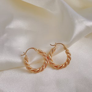 Boucles d’oreilles à cerceau torsadées remplies d’or 18 carats / Argollas / Baño de oro