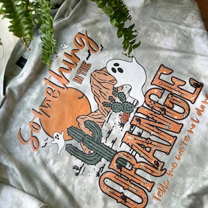 Spooky Something dans la chemise/col rond orange