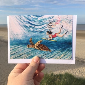 Sharing the Surf, groene schildpad - kunstwenskaart, strandkaart, surfkaart, verjaardagskaart surfen, bodyboardkaart, surfcadeau