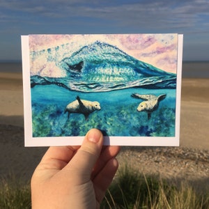 Sharing the Surf, grijze zeehonden - kunstwenskaart, strandkaart, surfkaart, verjaardagskaart surfen, bodyboardkaart, surfcadeau