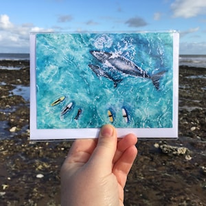 Sharing the Surf, bultruggen - kunstwenskaart, strandkaart, surfkaart, surfen verjaardagskaart