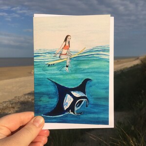 Sharing the Surf, Manta Ray - Kunst Wenskaart, Strandkaart, Surfkaart, Surfen Verjaardagskaart, Surf Cadeau