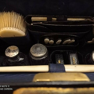vintage toillet luggage leather