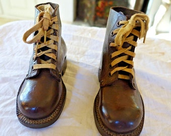 Ancienne paire chaussures d'enfant en cuir cloutées années 1940-60.scholl children snow