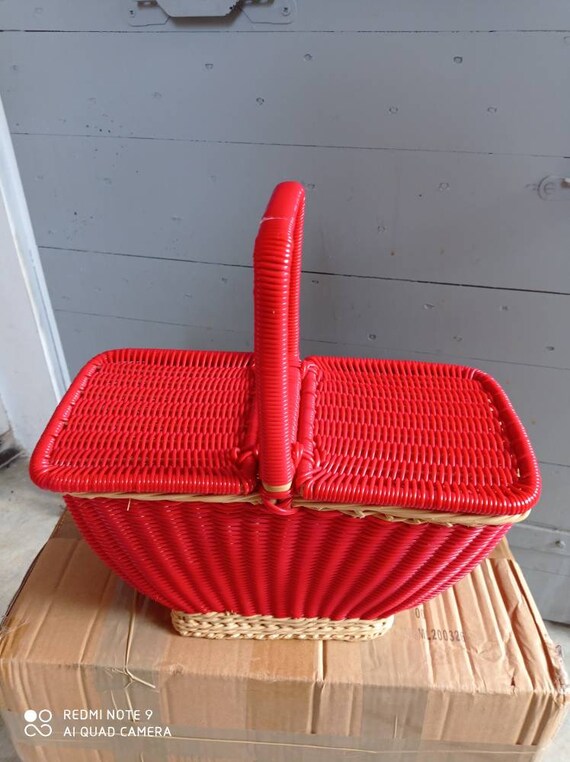 Vintage basket wicker scoubidous wicker. basketbal