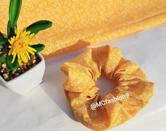 Gelbes Blumen Frauen Haar Scrunchie. Frühling/ Sommer Haarschmuck. Gelbe Outfit passende Scrunchies. Scrunchies Haargummi für Mädchen
