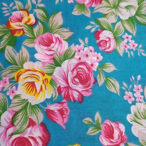 Pu&ograve; includere: Un tessuto turchese con un motivo floreale con rose rosa, bianche e gialle. Il tessuto ha un aspetto vintage e sarebbe perfetto per progetti di artigianato.