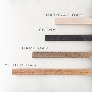 Pu&ograve; includere: Quattro campioni di legno in diverse tonalit&agrave; di marrone e nero. I campioni sono etichettati "Rovere naturale", "Ebano", "Rovere scuro" e "Rovere medio".
