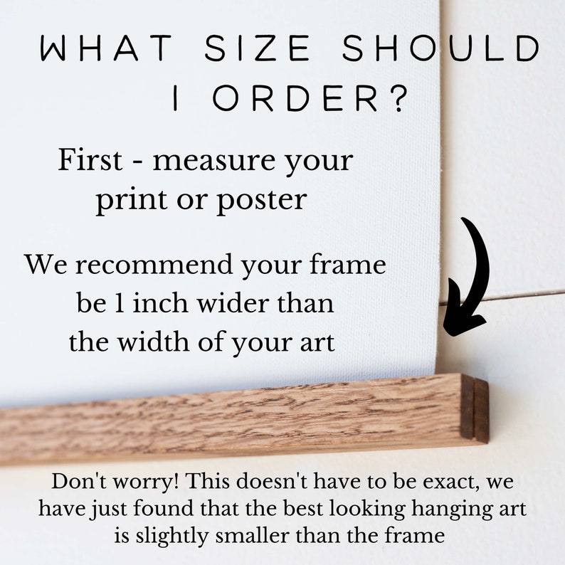 Pu&ograve; includere: Testo su sfondo bianco che spiega come misurare una stampa o un poster per l'incorniciatura. Il testo dice "WHAT SIZE SHOULD I ORDER? First - measure your print or poster. We recommend your frame be 1 inch wider than the width of your art. Don't worry! This doesn't have to be exact, we have just found that the best looking hanging art is slightly smaller than the frame."