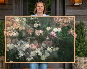 Op de afbeelding: Een rechthoekig wandkunstwerk met een gedetailleerd bloemenschilderij van talloze bloeiende rozen in tinten zachtroze, crème en wit, tegen een donkere, sfeervolle groene achtergrond, gevat in een eenvoudige lijst van licht hout.