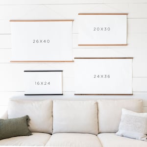 Puede incluir: Cuatro impresiones enmarcadas de diferentes tama&ntilde;os colgadas en una pared blanca. Las impresiones son todas blancas con texto negro que indica el tama&ntilde;o de la impresi&oacute;n. Los tama&ntilde;os son 16x24, 24x36, 20x30 y 26x40.