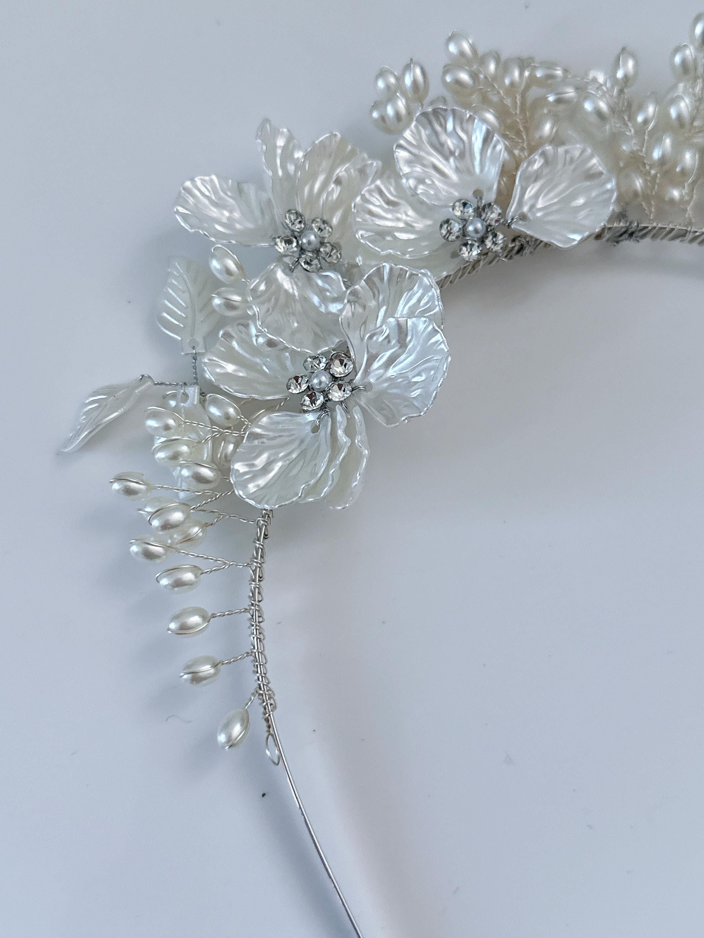 Fascia per capelli da sposa, da sera, con perle, in crema e bianco, floreale, per ballo di fine anno, accessorio per capelli - Italia