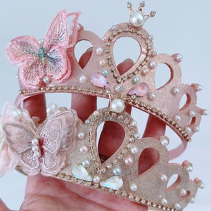 Tiara para niñas, diadema para fiesta de cumpleaños infantil, corona de princesa con flores de mariposa rosa y beige, diadema para vestir, tocado para sesión de fotos