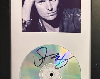CD autografado e emoldurado do Sting, da banda The Police, com foto da capa (7x13).