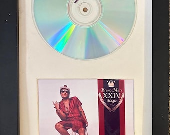 ブルーノ・マーズのサイン入りCDとカバー写真、7x13インチのXXIV