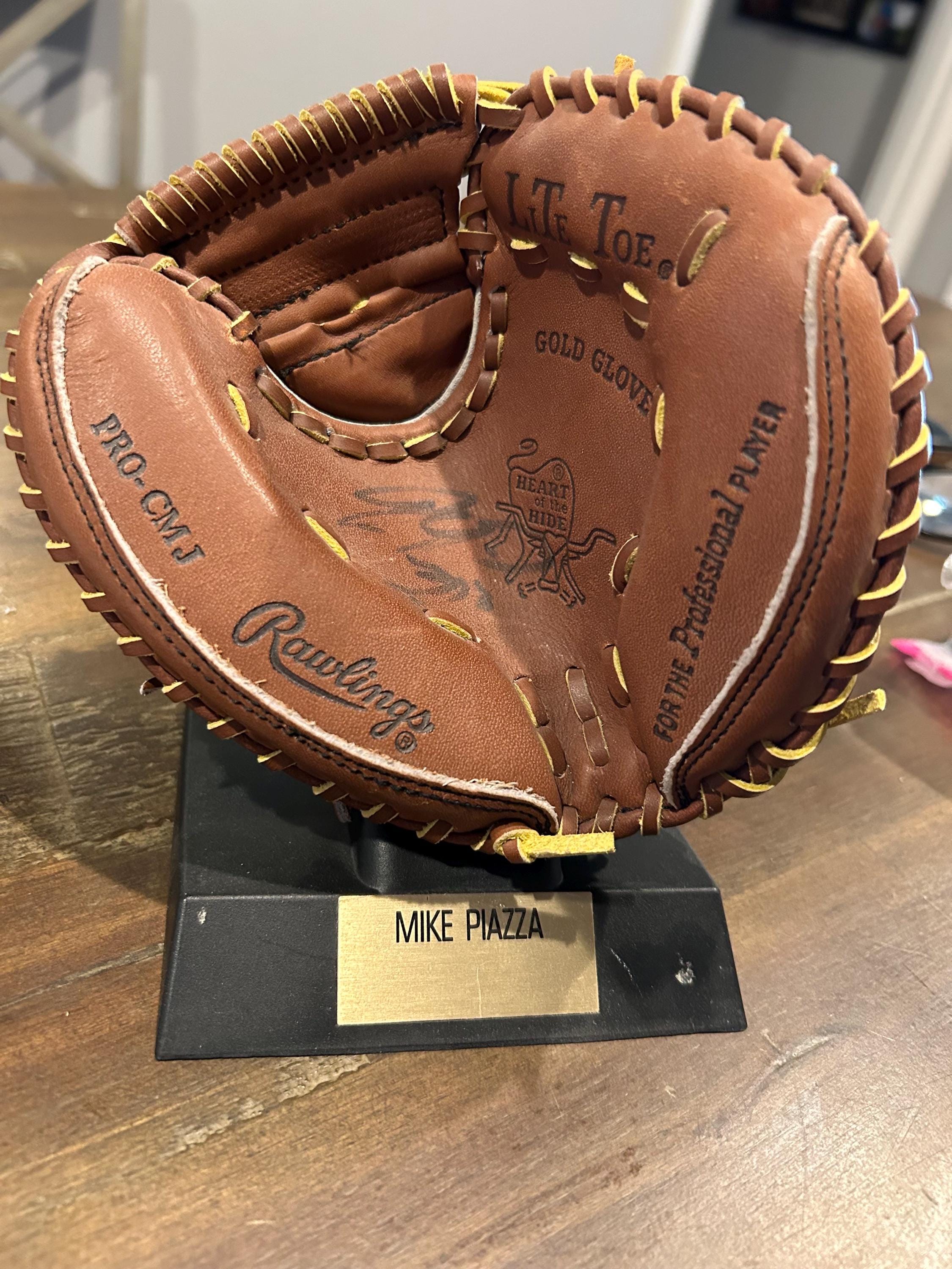 Mike Piazza Signed Mini Glove: Los Angeles Dodgers HOF Memorabilia