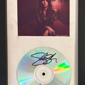 CD enmarcado firmado por Ella Langley con foto de portada 7x13 Hungover