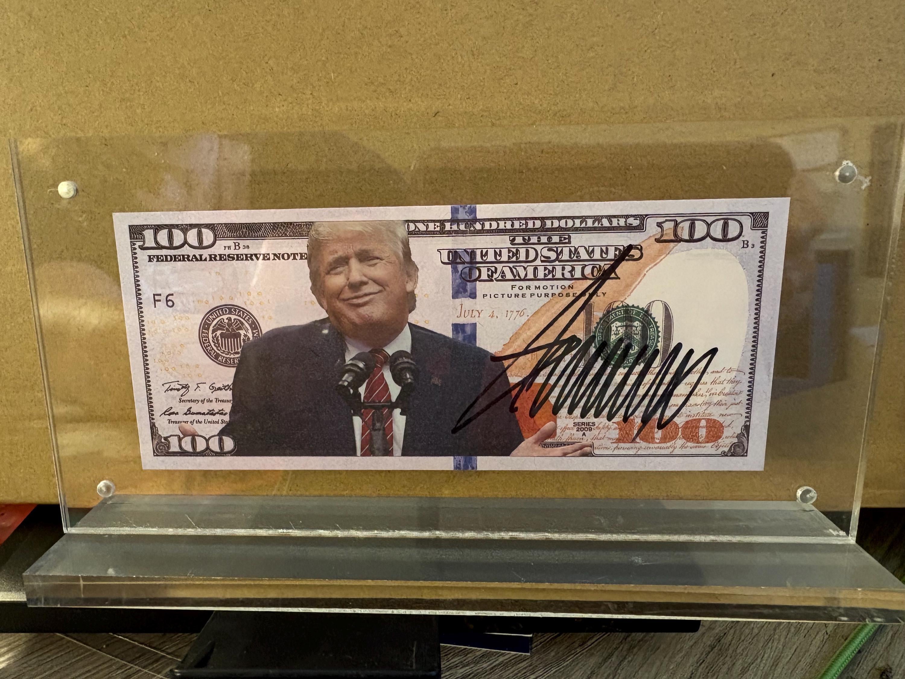 ドナルド・トランプ大統領直筆サイン入り、アクリル製8×4インチ