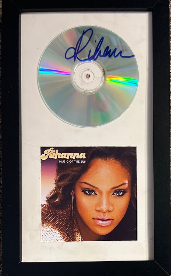 激レア　Rihanna サイン入りアートフレーム　リアーナ　希少　記念品 Rihanna Signed Framed Cover Photo & CD in 7x13 Super Bowl - Etsy