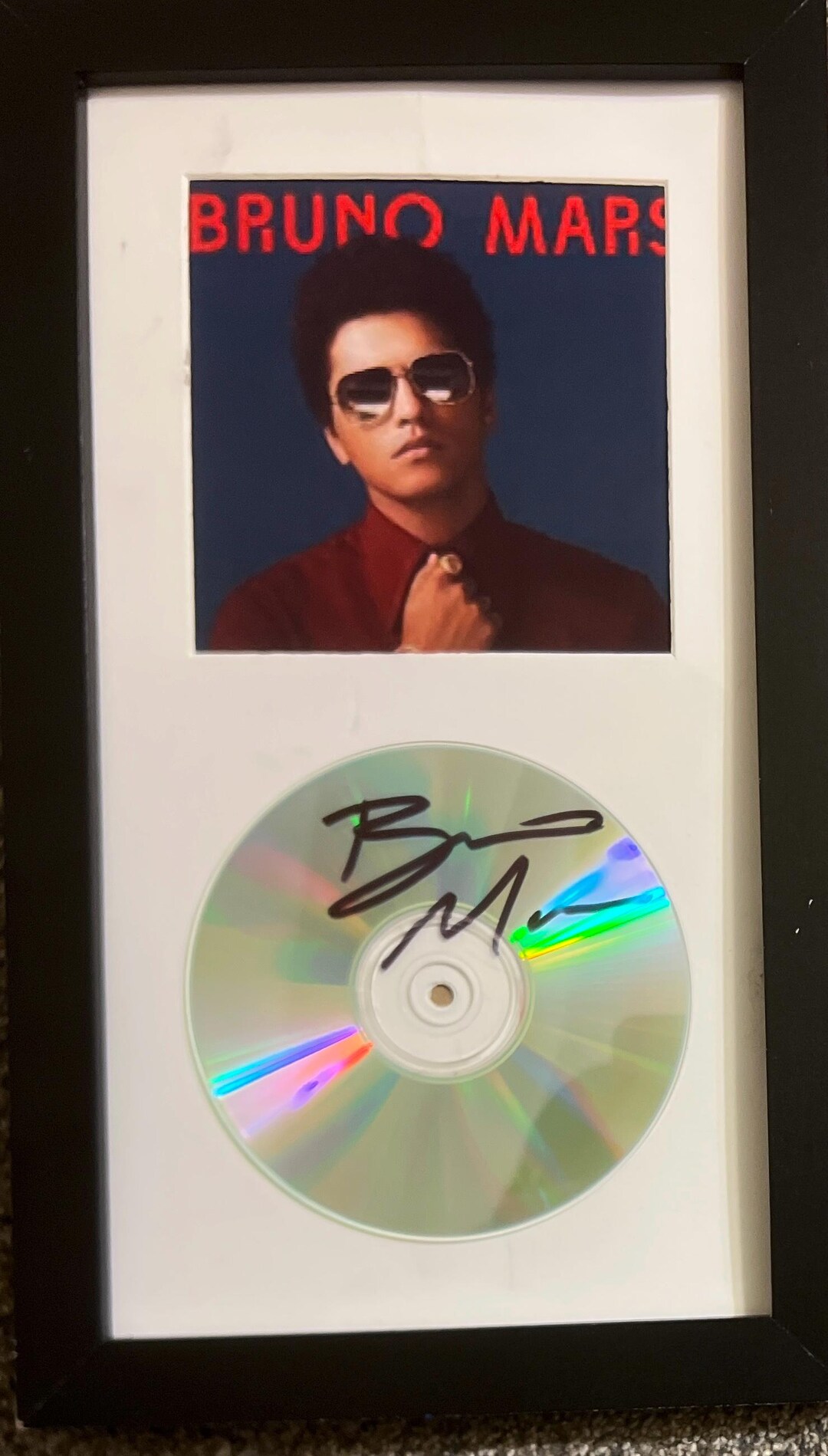 ブルーノマーズ サイン ブルーノ・マーズのサイン入りCD、カバー写真付き、7x13