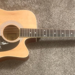 Chitarra acustica bionda firmata da Stevie Nicks Fleetwood Mac