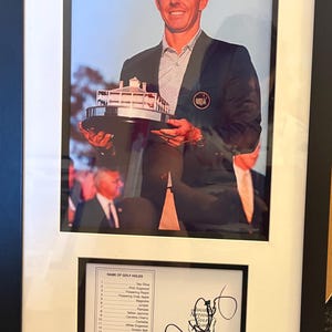 Tarjeta de puntuación y foto firmadas y enmarcadas de Rory McIlroy, campeón del Masters 2026 (20x12 pulgadas), trofeo de la chaqueta verde (dos veces campeón consecutivo).