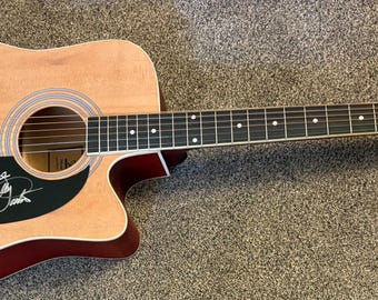 Gesigneerde blonde akoestische gitaar van Dolly Parton