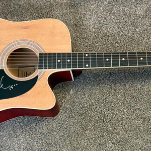 Guitare acoustique blonde signée Kid Rock