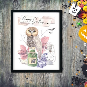 Puede incluir: Una impresión enmarcada con una ilustración de acuarela de un búho posado en una botella con un diseño de telaraña. La impresión tiene el texto "Happy Owlween" en una pancarta sobre el búho.