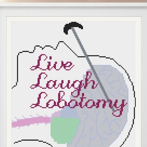 以下が含まれることがあります： 脳と手術用具、そして「Live Laugh Lobotomy」というテキストが描かれたクロスステッチパターンです。