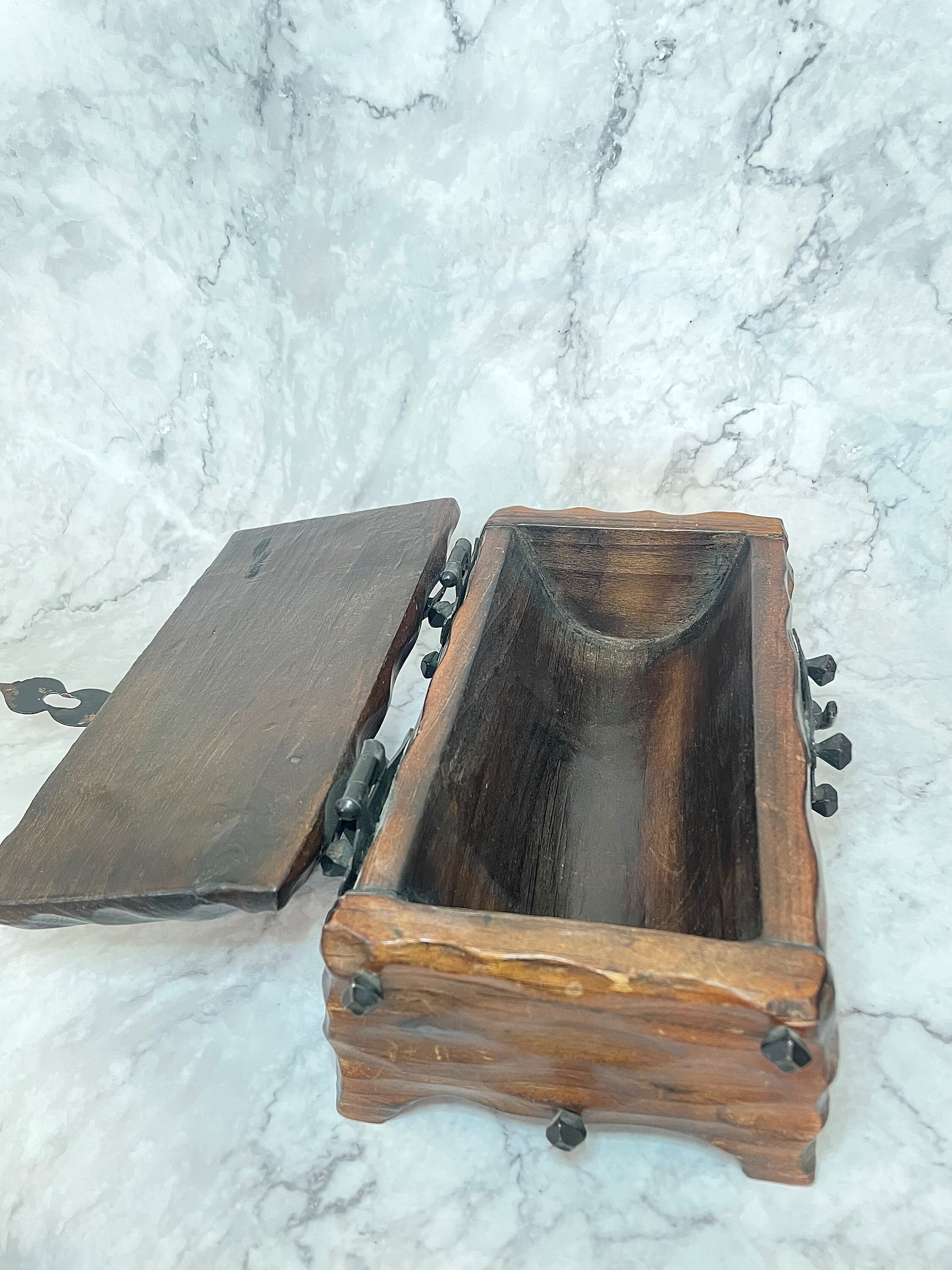 Vintage Rustikal geschnitzte Holzkiste mit Metallknöpfen | Etsy