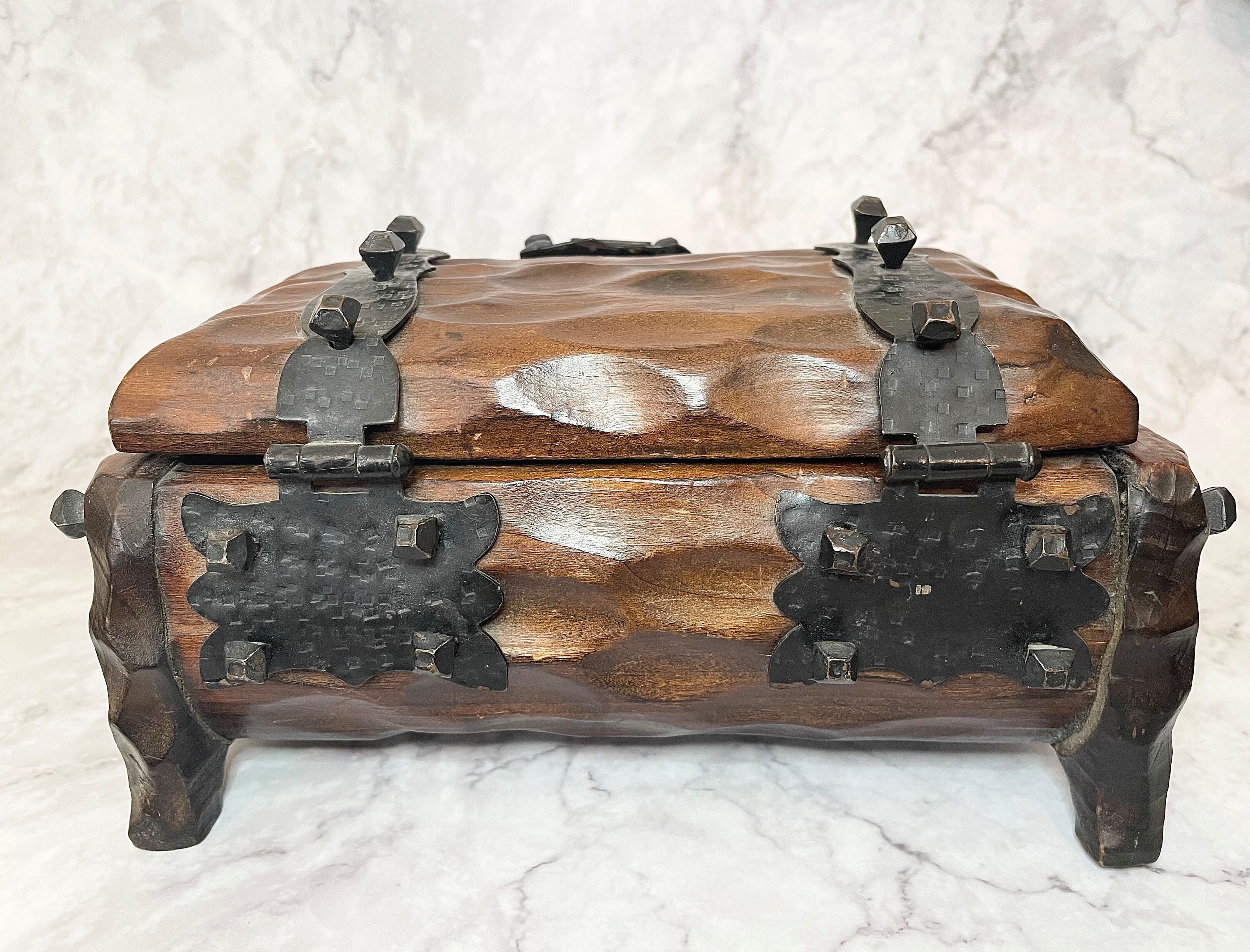 Vintage Rustikal geschnitzte Holzkiste mit Metallknöpfen | Etsy