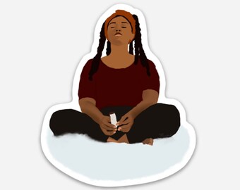 Puede incluir: Una mujer de piel morena, con una camisa granate y pantalones negros, está sentada con las piernas cruzadas sobre una nube blanca. Tiene trenzas negras largas y lleva una diadema marrón. Está sosteniendo un tubo blanco en sus manos.