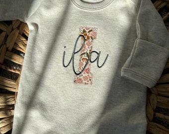 Annonce du prénom de bébé : tenue de sortie de maternité, barboteuse avec prénom, tenue personnalisée pour l'hôpital.