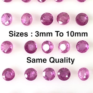 Op de afbeelding: Een verzameling van 18 ronde roze edelstenen in verschillende maten, variërend van 3 mm tot 10 mm. De tekst "Sizes: 3mm To 10mm" en "Same Quality" staat onder de edelstenen gedrukt.