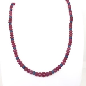 Op de afbeelding: Een ketting gemaakt van afwisselende roze en blauwe edelsteen kralen. De ketting is gemaakt van ronde kralen en is ongeveer 45 cm lang.