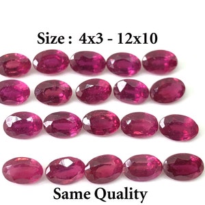 Op de afbeelding: Een verzameling van 18 ovale, dieprode edelstenen. De edelstenen variëren in grootte van 4x3 mm tot 12x10 mm. De tekst "Grootte: 4x3 - 12x10" en "Zelfde kwaliteit" staat onder de edelstenen.