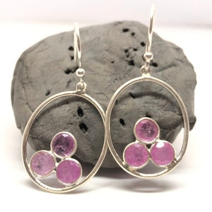 Piedra preciosa de zafiro rosa en forma ovalada Pendiente de plata de ley 925 - Pendiente de peso ligero de piedra natal de septiembre potente para regalo para ella