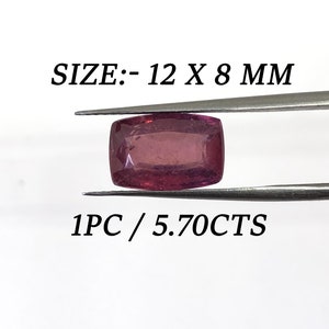 Op de afbeelding: Een roze edelsteen met een rechthoekige vorm, met een afmeting van 12 x 8 mm en een gewicht van 5,70 karaat. De edelsteen wordt getoond op een wit oppervlak met een pincet.