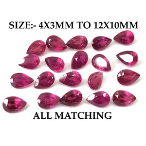 Peut inclure: Une collection de 18 pierres précieuses de rubis en forme de poire, allant de 4x3 mm à 12x10 mm. Les pierres sont toutes de couleur rouge foncé et ont un haut poli. Le texte "SIZE:- 4X3MM TO 12X10MM" et "ALL MATCHING" est visible sur l'image.