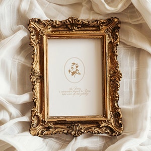 Puede incluir: Un marco dorado adornado con un paspartú blanco y una cita impresa en el interior. La cita dice "Oh Jesús, me entrego a ti, cuida de todo."